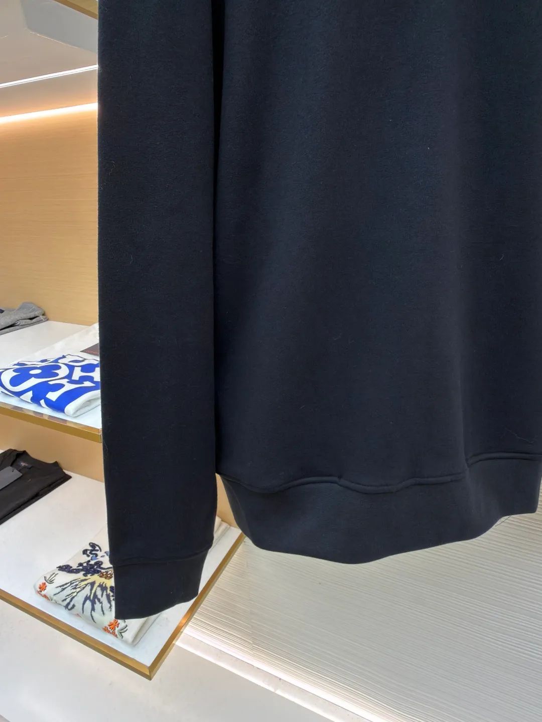 P370 Ralph Lauren gold embroidered half turtleneck sweatshirt ●Original version: Purchased and developed at 1690 ●Item number: 1682168-A55 ●Fabric: Yayun fine cotton velvet feel fabric ●Technology: embroidery production ●Color: black ●Version: Fitted version ●Weight: about 525 grams ●Size: S-M-L-XL ●Description: Customized Yayun fine cotton velvet feel fabric, soft and silky, comfortable and close to the skin With a pure black tone as the base color, the plaid twill trim is on the neckline, carrying the elegance and retro of British style. The exquisite golden pony logo is embellished with it. It has its own focus and is highly recognizable. The simple and smooth lines outline the overall outline. The half-zipper design is sublimated, casual yet stylish. In the name of design, it creates a new fashionable realm of sweatshirts. Adopt imported machine embroidery technology, use advanced computer control systems and precision mechanical components to achieve pony mark embroidery operations with high precision. The lines are smooth and delicate, and the fabrics have been washed. It has a better hand feel and texture, is not easy to deform, is not easy to shrink, is not easy to fade, and maintains long-term beauty. The overall wiring is straight and delicate, the fabric is comfortable and soft, and the color is consistent without color difference. It can be matched with the same style to create a fashionable look and control various occasions. Customized accessories, complete with three standards, same style for men and women!